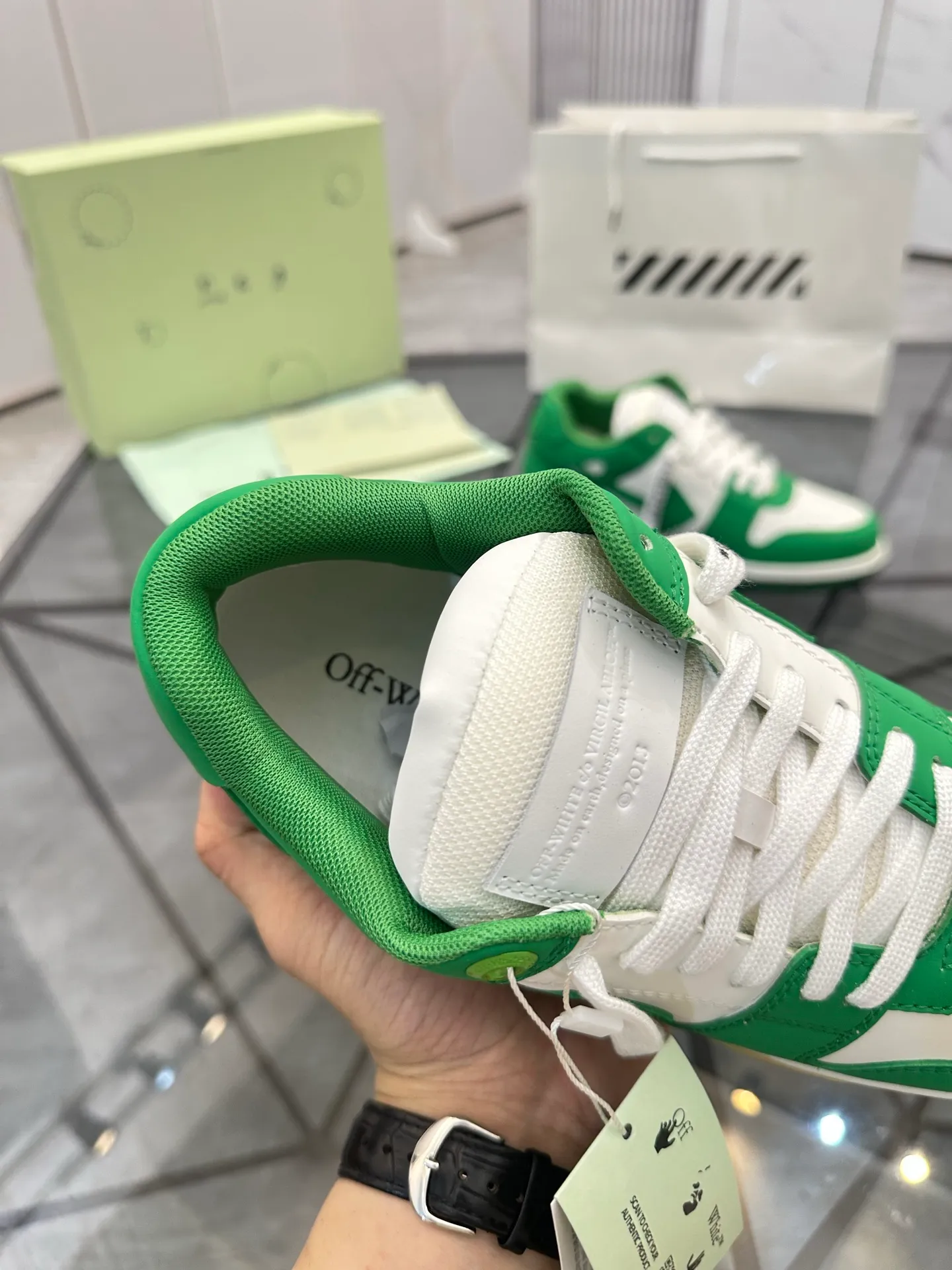 Selling men's shoes 💰: 💰P560¥ High-end top quality (leather buckle plus 10) Product trademark: OFF WHITE * "OFF WHITE*" low-top casual shoes Regular size: 35-45 (can be customized to 46) Couple style Product material: imported first-layer cowhide leather upper, breathable lining, original outsole. No.: H203
